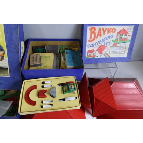 692 - A good quantity of vintage assorted Bayko building sets (not checked for completeness) and accessori... 