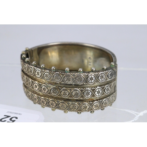 52 - A silver hallmarked decorative bangle (approx. weight 32.8g)