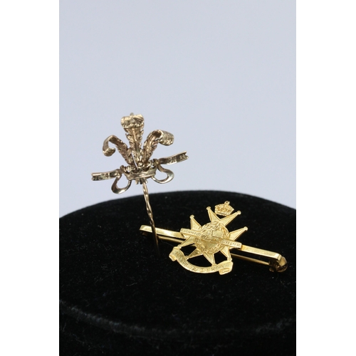 61 - 9ct gold marked Sherwood Forest, Notts and Derby brooch together with a gold coloured tie pin (appro... 