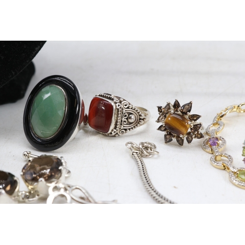 99 - A selection of assorted silver jewellery items to include necklaces, bracelets, rings etc