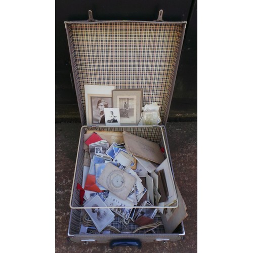 113 - Vintage case containing vintage pictures together with a large quantity of assorted linen