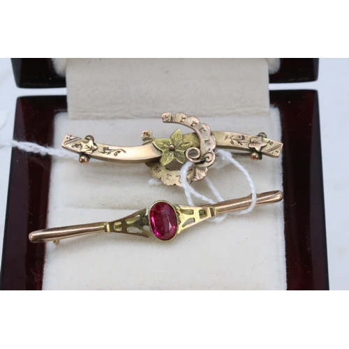 67 - 9ct gold pin brooch with horseshoe design and another set with small ruby (total approx. weight 3.4g... 