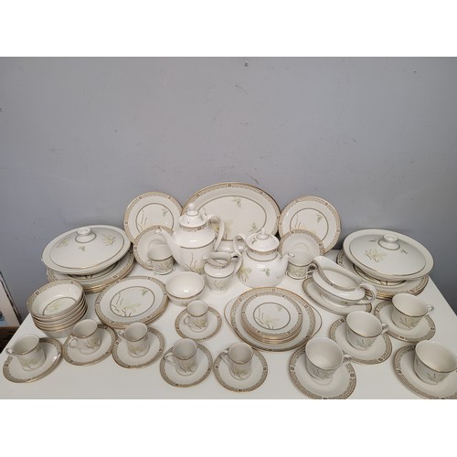 366 - Large quantity of Royal Doulton White Nile tableware to include 8 dinner plates, cake/serving plate,... 