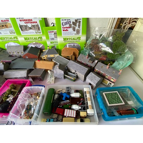 497 - Quantity of 00 guage railway accessories, building and trackside accessories etc