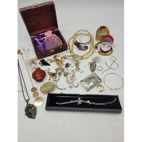 260 - Quantity of costume jewellery