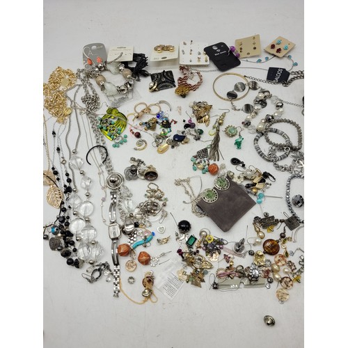 260 - Quantity of costume jewellery