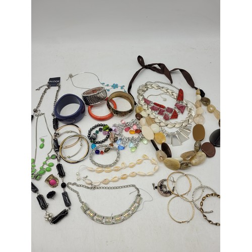 260 - Quantity of costume jewellery