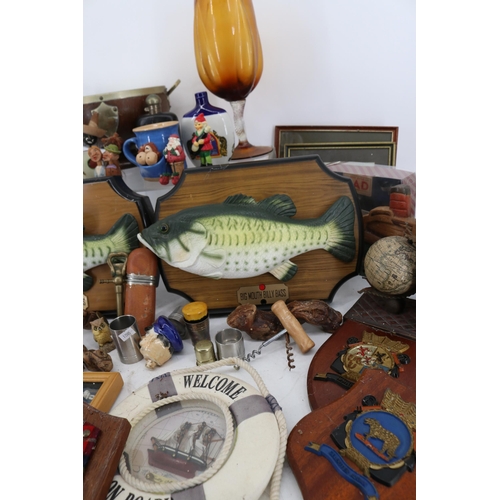 196 - A carton of bar accessories including  a pair of Big Mouth Billy Bass, naval plaques, corkscrews, fl... 