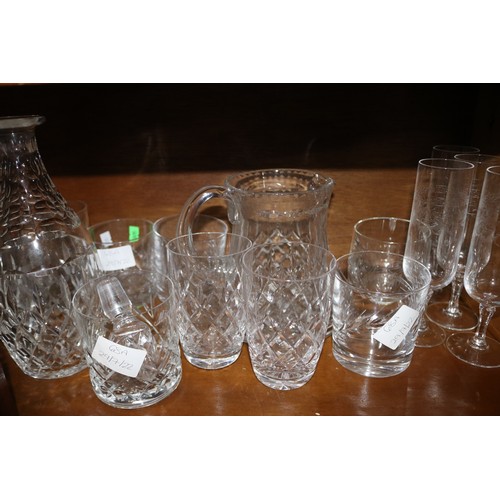 68a - Box of assorted glassware