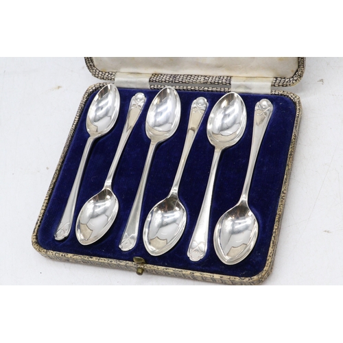 11 - A cased set of six silver hallmarked teaspoons with crossed golf clubs embossed (approx. 80g)