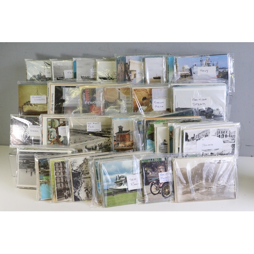 544 - Approximately 1200 reprint and new modern postcards