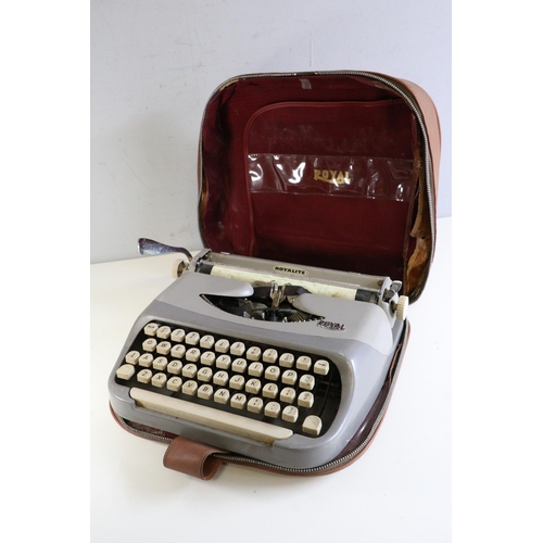 581 - Vintage cased Royal Royalite typewriter