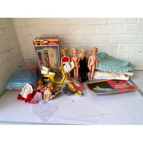 675 - Selection of vintage Sindy dolls, accessories assorted