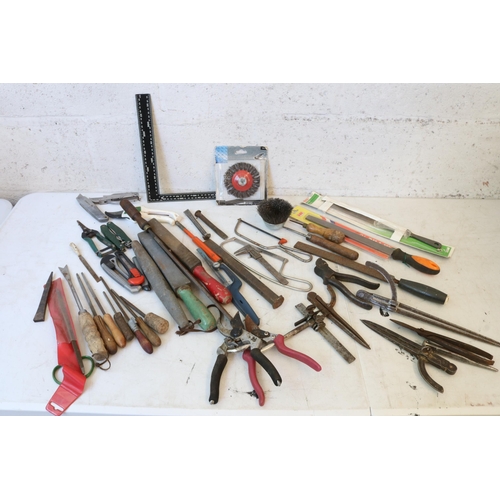 182 - Large selection of tools to include saws, chisels, paint rollers etc (part lot shown)