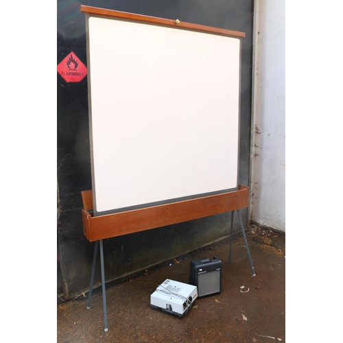 302 - Pop up projector screen together with a slide projector and a Diastar 200 slide viewer.