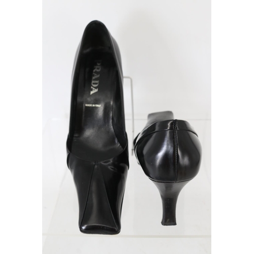 375 - Pair of Prada mid heel shoes size 40 with dust bag and outer bag inside Lot 374