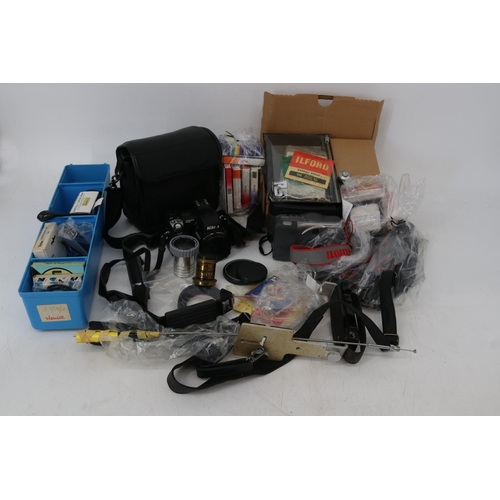 443 - Cased Nikon Coolpix 5700, Konica Q-M100, 2 digital cameras and various filters, camera accessories, ... 