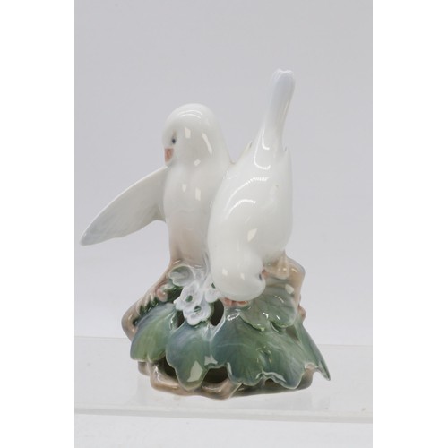 77 - Copenhagen porcelain Doves 402 (approx. 13.5cm tall) together with Copenhagen porcelain figurine of ... 