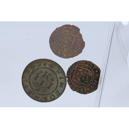 157 - John king of Wimborne 1669 Halfpenny together with a Robert Ekins coin 1670, a David Deane 1668, Joh... 