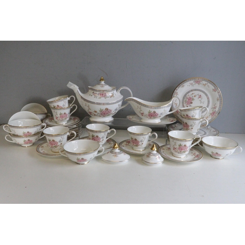 450A - Royal Doulton dinner service Canton, Tureens, Teapot, Coffee pot, cups, saucers, dinner plates and m... 