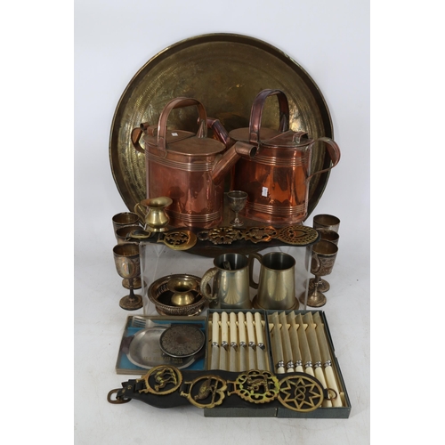 28 - A good collection of assorted metalwares to include a large tiffin table top, two copper pouring can... 