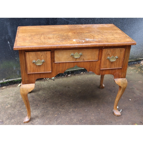 286 - Walnut vaneer lowboy measuring approx 90cm x 50cm x 72cm