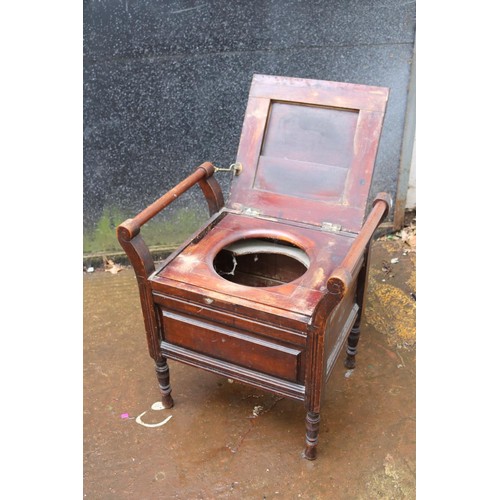 343 - An antique desk together with an antique commode (with no liner)