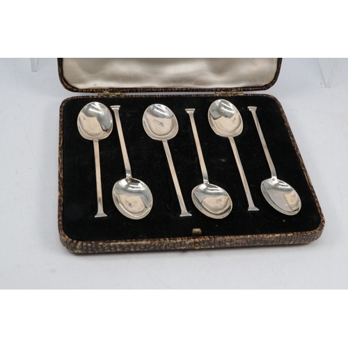 30 - Set of six silver hallmarked spoons in fitted case, weigh approx. 38g