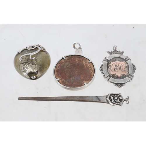 32G - A collection of silver items.