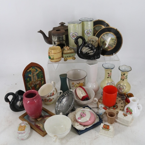 93 - Quantity of Drakes Voyages etchings together with a selection of assorted table linen, RHS medal and... 