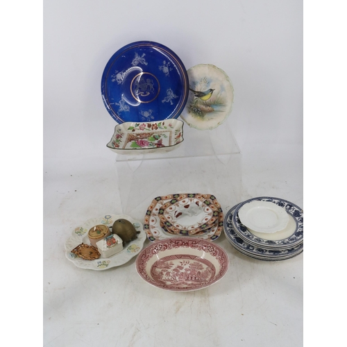93 - Quantity of Drakes Voyages etchings together with a selection of assorted table linen, RHS medal and... 