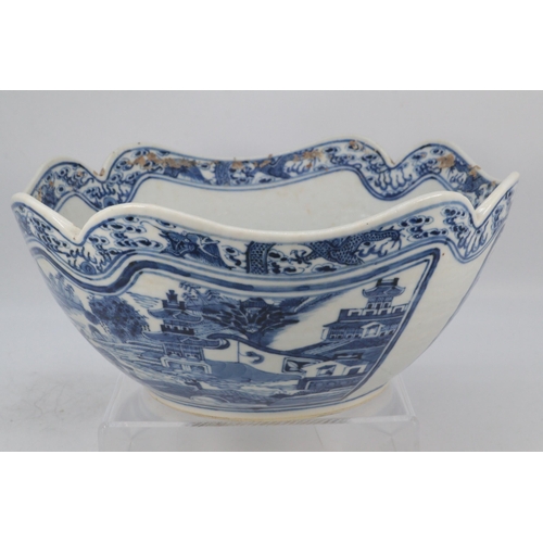 97 - A Chinese export cut corner salad bowl decorated with water scenes (approx. 24cm wide and 11cm tall)... 