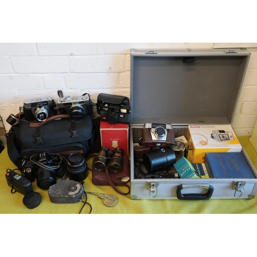 467 - Large selection of vintage and later cameras and accessories