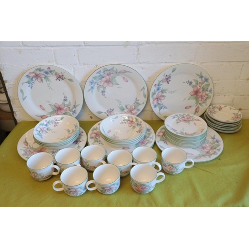 481 - Quantity of Royal Doulton table ware  