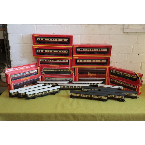 565 - Hornby 00 Gauge, R474 Coach x2, R475 Brake 3rd Class, R4182a, R4179, R4182 x2 R409 Br Coach x2, R410... 