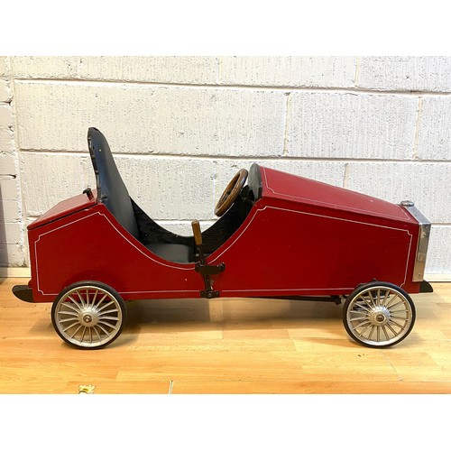 1 - An impressive bespoke made 1950's child's pedal car. Coachwork is made of wood with painted finish, ... 