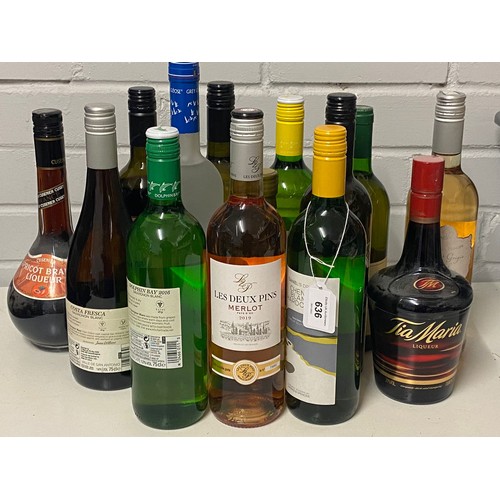 636 - Assorted wines and liqueurs to include Tia Maria, Pinot Grigio etc  We cannot guarantee the quality ... 