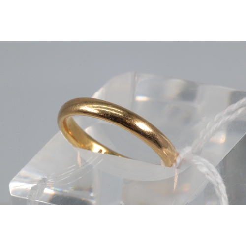 34 - A 22ct gold wedding band (approx. weight 4.3g)
