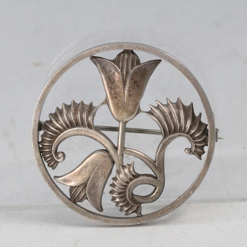 43 - A Silver George Tarrott decorative pierced floral brooch (approx. weight 17.3g)