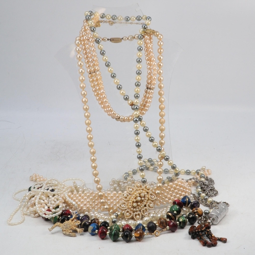 139 - A selection of costume jewellery and simulated pearls