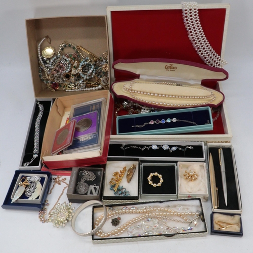 284 - A quantity of assorted costume jewellery