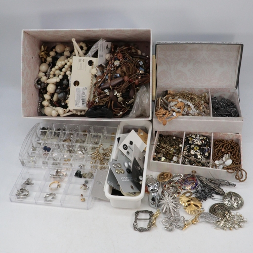 286 - A large selection of mainly modern costume jewellery, necklaces, earrings, bracelets etc