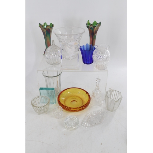 382 - A collection of glassware.