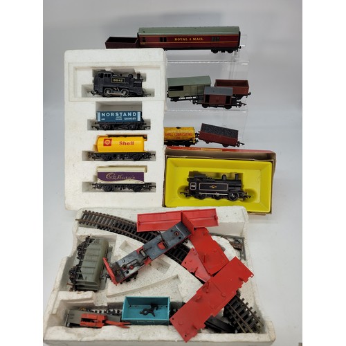 430 - A selection of assorted Hornby Railways, Dublo etc carriages, engines and accessories