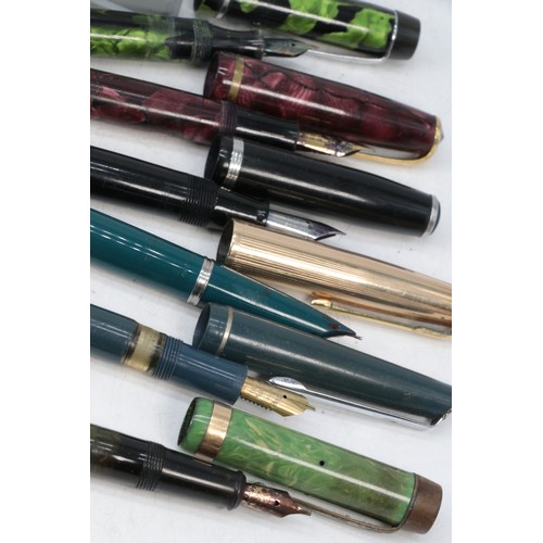 52A - Selection of vintage fountain pens to include one with 2 9ct gold mounts, Parker, DNOTO etc