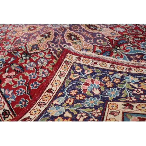 89 - An oriental rug measuring approx. 183 x 120cm.