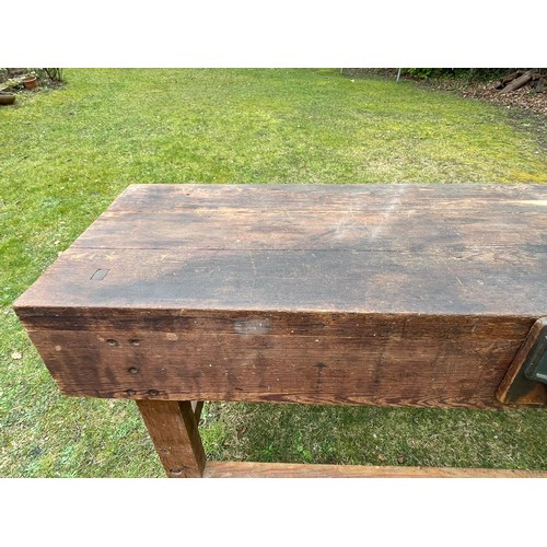 249 - Large vintage carpenters work bench with fitted centre vice. Measures approx. 253cm w x 61cm d x 99c... 