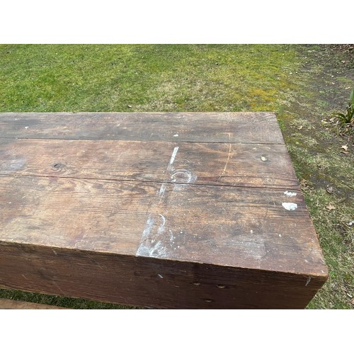 249 - Large vintage carpenters work bench with fitted centre vice. Measures approx. 253cm w x 61cm d x 99c... 