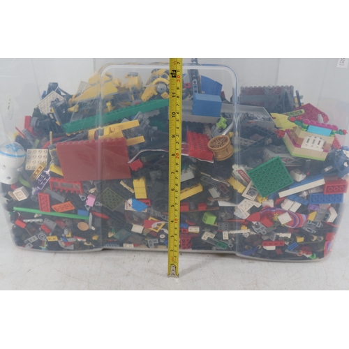 418 - Large quantity of assorted lego