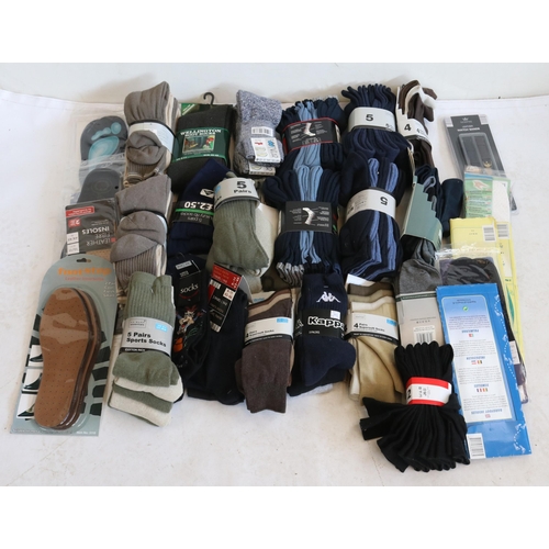 513 - A good quantity of new packs of socks - mostly 6-11, insoles and a pair of braces.